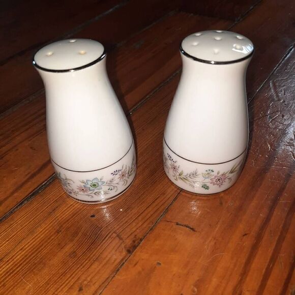 Vintage Noritake Made In Japan Floral Salt & Pepper Shakers - Picture 1 of 4